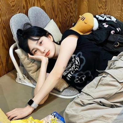 坐在酒吧里吃蛋糕
